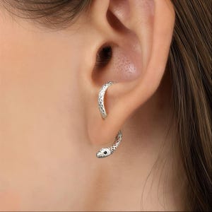 Pendientes de serpiente de plata de ley, pendientes de aro únicos con forma de serpiente, joyería minimalista con un toque de personalidad, delicados pendientes inspirados en animales.
