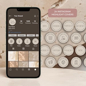 Puede incluir: Un teléfono inteligente muestra un perfil de Instagram con el logotipo de una marca y el recuento de seguidores. Junto a él, 24 portadas de historias destacadas de Instagram beige con iconos y texto como "Tips", "Studio" y "Services". El texto "24 Instagram Highlight Covers" también es visible.
