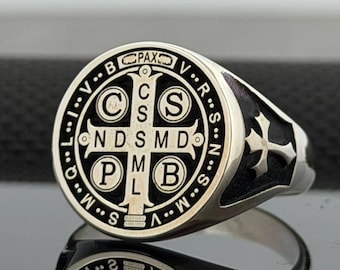 Srebrny pierścień sygnetowy Świętego Benedykta – Krzyż z Medalem Ochrony Katolickiej