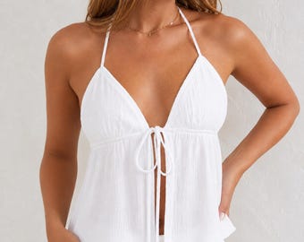 Top corto de mujer con escote halter y lazo frontal, textura arrugada, blusa de verano para la playa.