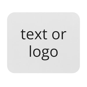 Può includere: Un rettangolo bianco con angoli arrotondati, con la scritta nera "text or logo" centrata. Il design è semplice e pulito, adatto per branding o messaggi personalizzati.