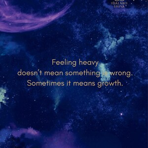 Puede incluir: Gráfico de temática celestial con un fondo de nebulosa azul oscuro y púrpura. El texto dice: "Sentirse pesado no significa que algo esté mal. A veces significa crecimiento". El logotipo de IDALARO SHIVA está en la esquina superior derecha.