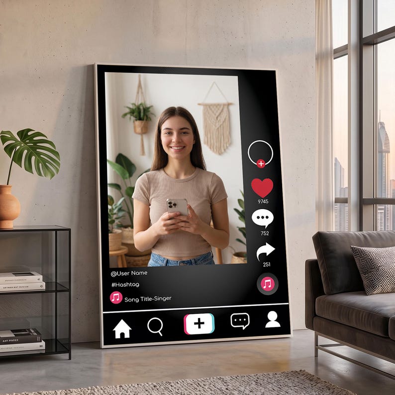 Op de afbeelding: Een groot ingelijst kunstwerk dat een social media-interface toont met een lachende persoon die een telefoon vasthoudt. De interface bevat een profiel, hashtag en songtitel. De achtergrond toont planten en een raam.