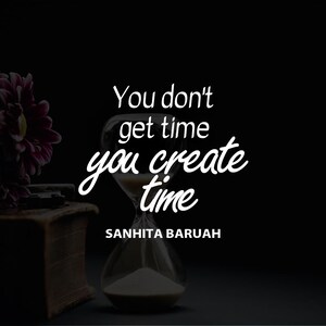 Può includere: Un'immagine scura presenta una clessidra con sabbia bianca. Il testo bianco recita: "You don't get time, you create time", seguito dal nome dell'autore. Un fiore e un libro sono visibili.