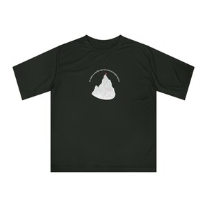 May include: Black t-shirt featuring a white mountain graphic with a red path and text in a semi-circle above the mountain. The text reads "Ich werde es schaffen aber ich werde schrecklich lachen."
