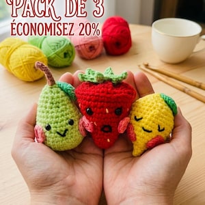 Peut inclure: Trois jouets de fruits crochetés : une poire verte, une fraise rouge et un citron jaune, chacun avec des visages souriants. L'image montre également des pelotes de laine jaunes, vertes, roses et rouges, et le texte "PACK DE 3 ÉCONOMISEZ 20%" en rouge.