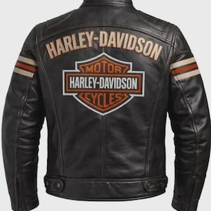Könnte beinhalten: Schwarze Motorradjacke aus Leder mit dem Harley-Davidson-Logo auf dem Rücken. Die Jacke hat ein klassisches Design mit Stehkragen, Reißverschluss und gestreiften Akzenten an den Ärmeln. Das Harley-Davidson-Logo ist orange und weiß.