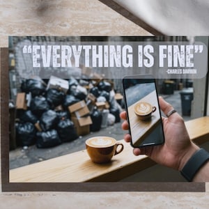 Könnte beinhalten: Ein Stillleben mit einer Kaffeetasse mit Latte Art, einem Smartphone, das einen ähnlichen Kaffee zeigt, und einem Glas bernsteinfarbener Flüssigkeit mit Sternanis. Das Bild enthält den Text "EVERYTHING IS FINE" und ein Zitat von Charles Darwin.