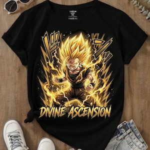 Pode incluir: Uma t-shirt preta de manga curta com um gráfico de uma personagem de cabelo espetado numa aura dourada com efeitos de relâmpagos. O texto DIVINE ASCENSION está impresso a amarelo por baixo da personagem. Gola redonda e etiqueta SHEIN 1XL.