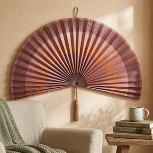 Decoración de pared con abanico de bambú color malva y marrón, gran obra de arte mural boho hecha a mano, decoración llamativa para cabecero de cama, sala de estar o recibidor.