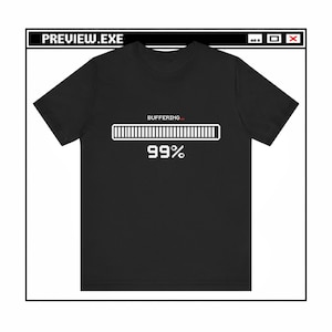 Könnte beinhalten: Schwarzes T-Shirt mit einer weißen Grafik eines Puffer-Fortschrittsbalkens bei 99 %. Das Wort "BUFFERING..." steht über dem Balken und "99%" darunter. Das T-Shirt ist von einer Computefenstergrafik mit dem Text "PREVIEW.EXE" umrahmt.