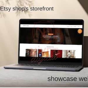 Puede incluir: Un portátil que muestra el escaparate de una tienda de Etsy, mostrando un sitio web con el texto "HANDMADE LUXURY". La pantalla muestra imágenes de productos. El portátil está sobre una superficie gris, con las palabras "Your Etsy shop's storefront" y "showcase website" en la imagen.