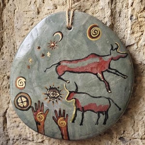 Tapiz de cerámica de arte rupestre antiguo para colgar en la pared, motivos primitivos de toro y mano, símbolo espiral espiritual, decoración chamánica para la pared, arte de cerámica hecho a mano.
