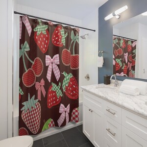 Cortina de chuveiro kawaii com patchwork de morango e cereja | Decoração fofa para banheiro com tema de frutas vermelhas