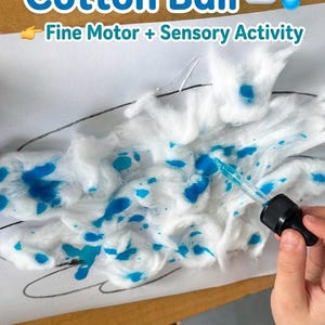 Könnte beinhalten: Eine sensorische Aktivität für Kinder im Alter von 3-5 Jahren, die eine Wattebauschwolke mit blauen Farbtropfen zeigt. Der Text "Rain Cloud Cotton Ball" und "Fine Motor + Sensory Activity" ist enthalten. Eine Pipette wird verwendet.