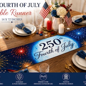 Puede incluir: Un camino de mesa del 4 de julio con un diseño festivo. El camino de mesa azul presenta fuegos artificiales y el texto "250th Fourth of July". Mide 35,56 cm x 182,88 cm. La mesa está puesta con platos, servilletas y decoraciones patrióticas.