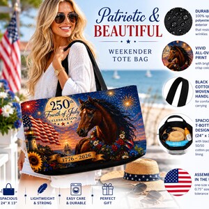 Könnte beinhalten: Eine patriotische Tragetasche mit einer Pferdeillustration, Feuerwerk und einer amerikanischen Flagge. Die Tasche trägt den Text "250th Fourth of July Celebration 1776-2026". Sie hat schwarze Baumwollgriffe und ein geräumiges Design von 61 cm x 33 cm.