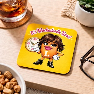 Puede incluir: Posavasos cuadrado amarillo con un diseño de personaje de dibujos animados. El personaje es una figura naranja en forma de frijol con una boca rosa grande, que lleva botas y guantes negros. El posavasos tiene el texto "It's Wackadoodle Time!" y un gráfico de reloj.