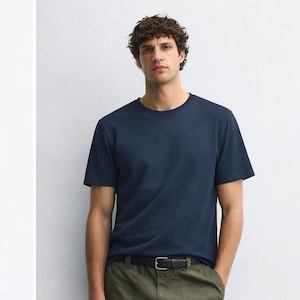 Op de afbeelding: Een rustiek houten bord met de tekst "Welcome to our home" in witte letters. Het bord heeft een verweerde afwerking en een eenvoudig, uitnodigend ontwerp.