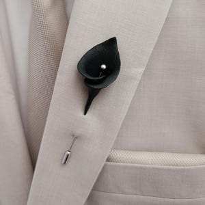 Schwarze Calla-Lilie als Ansteckblume für Bräutigam und Trauzeugen, Gedenkblumen-Anstecknadel, Hochzeitsaccessoires
