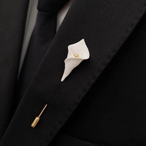 Calla Lilie Boutonniere, Hochzeit Anstecknadel für Bräutigam, weißes Herren Accessoire, Trauzeugen Geschenk