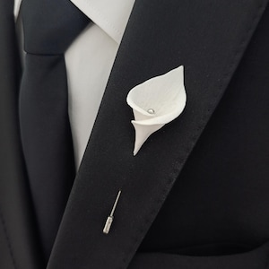 Broche de revers en forme de lys calla, boutonnière de mariage pour le marié et ses garçons d'honneur