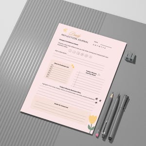 Puede incluir: Un juego de tres tazas de cerámica con un acabado moteado y mate. Las tazas son de color crema, gris claro y gris oscuro. Cada taza tiene un diseño simple y minimalista y un asa redondeada.