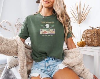 Salty Moms Shirt, Beach Club Shirt, Vintage Beach Party Tee, Mom Beach Shirt, Chill Mom Club T-Shirt, Sip Sun Fun Design, Summer Vibe Gift