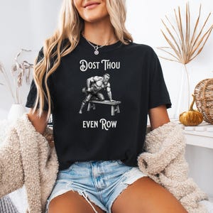 Camiseta "¿Acaso remas?", divertida camiseta de gimnasio vikinga para levantadores de pesas, camiseta de entrenamiento Comfort Colors, regalo de fitness, ¿Acaso siquiera levantas pesas? imagen 3