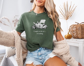 Camiseta de lectura Comfort Colors Camiseta de profesor mapache gracioso Regalos literarios para bibliotecarios Camiseta de regalo para amantes de los libros Camisetas con estampado Camiseta de moda de otoño