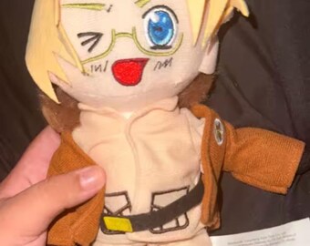 Anime Plüsch-Puppe Handmade Inspiriert Charakter Plushie | Süßes blondes Anime Plüschtier | Kawaii Sammler Geschenk für Anime Fans 26 cm