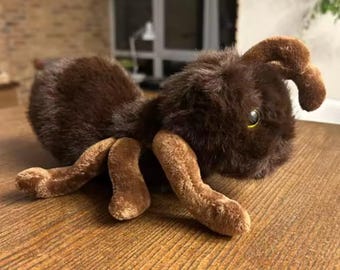 Hormiga de peluche realista – Insecto de peluche suave y mullido (23 cm)