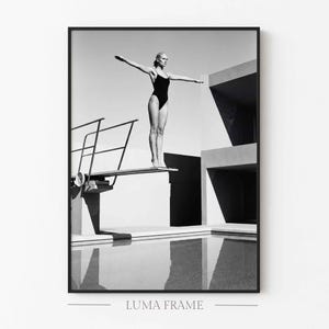 Arte de pared imprimible de mujer en blanco y negro, póster de decoración de bellas artes modernas, impresión fotográfica contemporánea de piscina / P13