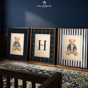 Può includere: Tre stampe incorniciate con illustrazioni di orsetti. Una ha uno sfondo a righe blu e bianche, un'altra uno sfondo a quadri e la terza uno sfondo blu navy. Le stampe sono esposte su un tappeto fantasia.