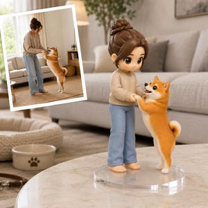 Può includere: Una statuetta personalizzata che raffigura una persona con capelli castani raccolti in uno chignon, indossa un maglione beige e jeans blu, in piedi su una base circolare trasparente mentre tiene le zampe di un cane Shiba Inu, con foto.