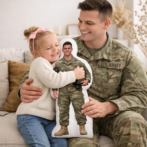 Può includere: Un cuscino sagomato personalizzato con una stampa fotografica a figura intera di un soldato in uniforme mimetica che tiene in mano un casco. Il soldato indossa un'uniforme dell'esercito americano con una targhetta con il nome Walker sul petto.