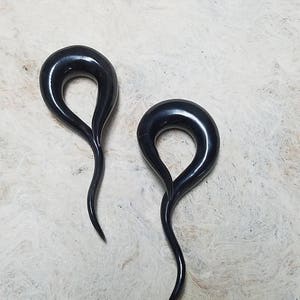 Hand Carved Horn Organic Hook Ear Tapers Pincher Gauges and Plugs,Twisted Hook For Women Body Piercing Jewelry For Ear Lobe