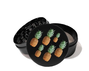 Può includere: Macinino nero con coperchio nero che presenta un design di ananas su sfondo nero.