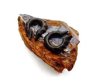A Pair of Hand Carved Horse Shoe Black Horn Plugs, Hanging Ear Plugs, Taper Pincher Gauges BP81