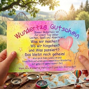 Puede incluir: Un colorido vale de regalo con la inscripción "Wundertag Gutschein" se muestra sobre un fondo escénico. El certificado promete un día de risas, diversión y aventura. Un globo terráqueo, un mapa y una brújula están sobre la mesa.
