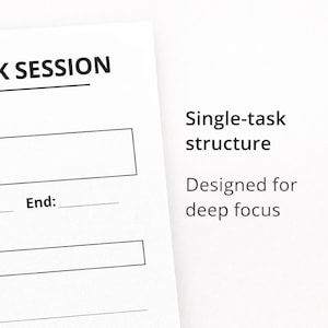 Może przedstawiać: Biała kartka papieru z nagłówkiem "DEEP WORK SESSION" oraz sekcjami na zadanie, godziny rozpoczęcia i zakończenia, cel sesji oraz dziennik rozproszeń. Widoczny jest również tekst "Struktura jednodaniowa" i "Zaprojektowany do głębokiej koncentracji".