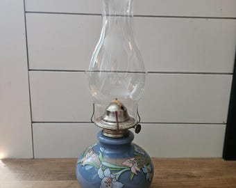 Lampe à huile en verre floral bleu Kaadan des années 1980, lampe ouragan grande, Cottagecore