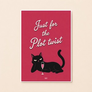 Puede incluir: Una lámina artística rectangular con fondo rosa intenso que muestra a un gato negro tumbado sosteniendo una copa de champán rosa. El texto "Just for the Plot twist" aparece en blanco sobre el gato y las letras "WH" en la parte inferior.
