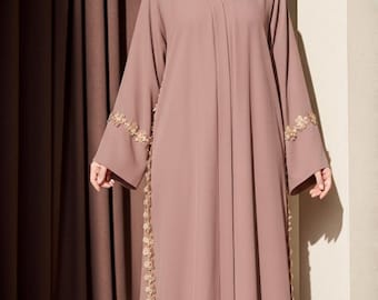 ベージュの花柄アバヤ｜カメリアのアップリケとクリスタルストーン｜手作りの控えめなドレス｜トルコ製ハンドメイド