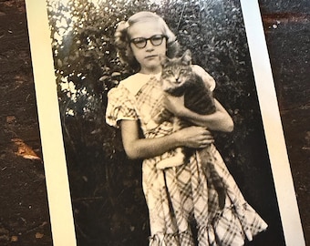 Vintage Snapshot Girl Holding Cat – Strange Oddity Portrait 1940s–1950s