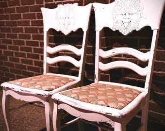 Juego de 2 sillas de comedor vintage con rostros tallados – Sillas decorativas singulares/inquietantes – Décadas de 1920-1930