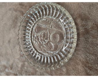 Vintage klart pressat glasunderlägg med fruktprägling och ribbad kant