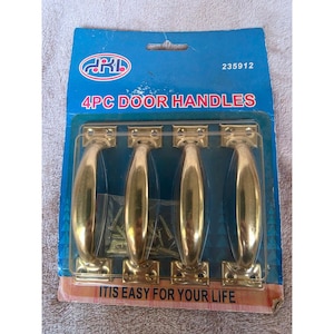 Puede incluir: Un juego de cuatro manijas de puerta de metal dorado empaquetadas en un soporte de cartón azul con una cubierta de plástico transparente. El empaque presenta el texto 4PC DOOR HANDLES, el código 235912 y la frase IT IS EASY FOR YOUR LIFE.