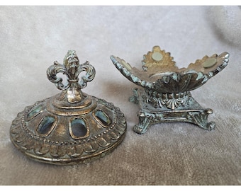 Vintage Fleur De Lis Potpourri Glas Deckel und Sockel Set Verdigris Gold