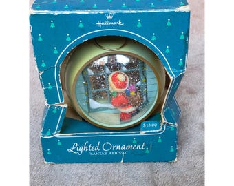 Vintage 1984 Hallmark upplyst julgransprydnad jultomtens ankomstminne i låda